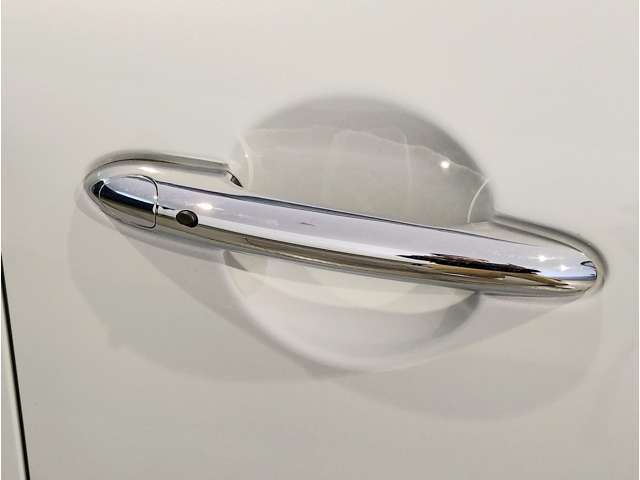 MINIはドアが分厚いです。衝突によりドアがつぶれてしまった場合にも外からいち早くドアを開けれるよう考えられています。数十秒の救出の遅れが命につながりかねない場合、こういった配慮が重要なポイントです。