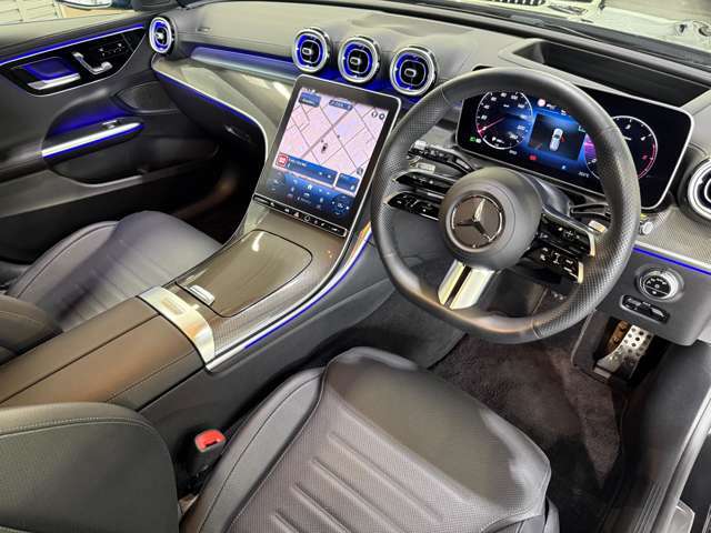 メルセデスのシートは、少し硬めに出来ておりますので、長時間の運転でも疲れにくく、安全にドライビングをお楽しみ頂けます