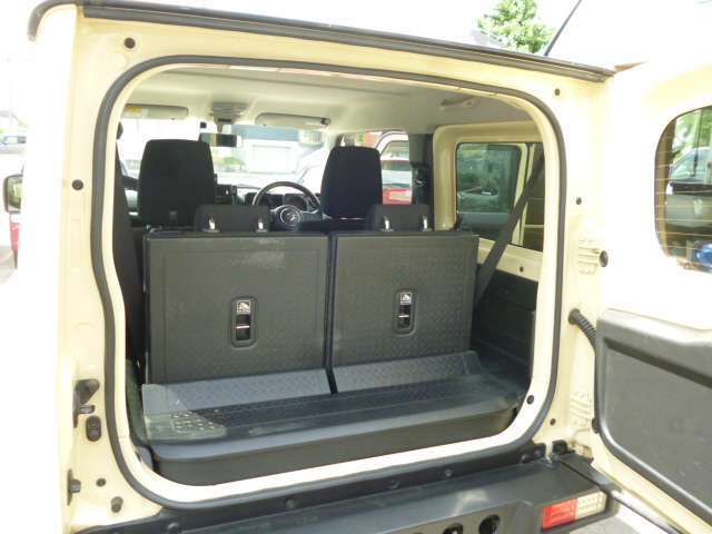 リヤシートを倒せば荷室広々、いっぱい積めます！