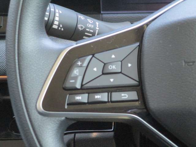 運転中もハンドルから手を放さずにオーディオ操作することができます。