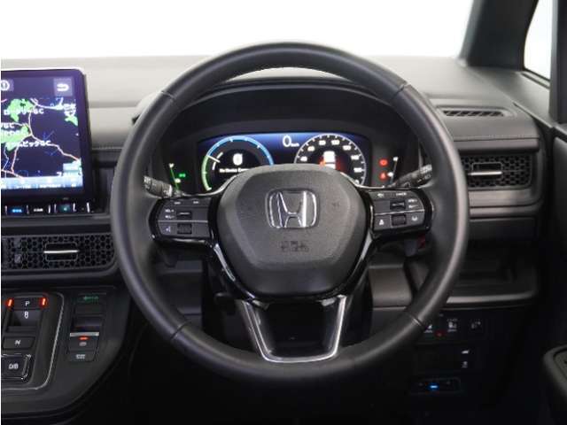 【Honda SENSING】 カメラ等装置で精度の高い検知能力を発揮、安全運転を支援します。ステアリング上のコントローラーに注目！