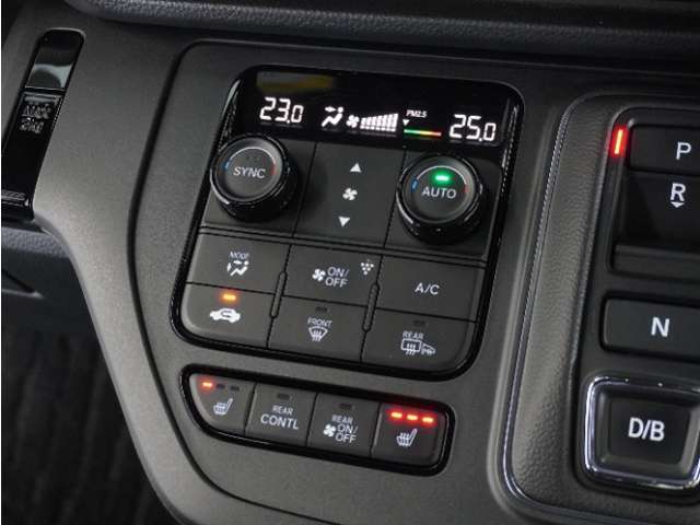 トリプルゾーンコントロール・フルオートエアコンディショナー（プラズマクラスター技術搭載）。運転席、助手席、後席の3つのゾーンそれぞれで、お好みの温度設定ができます。