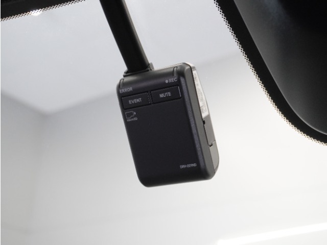◆ドライブレコーダー◆映像・音声などを記録する自動車用の装置です。　もしもの事故の際の記録はもちろん、旅行の際の思い出としてドライブの映像を楽しむことができます。