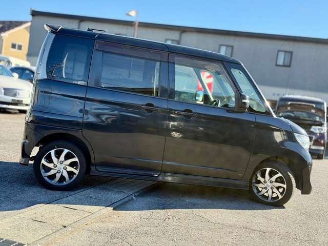 右サイド側です。傷凹みなく綺麗な状態です。