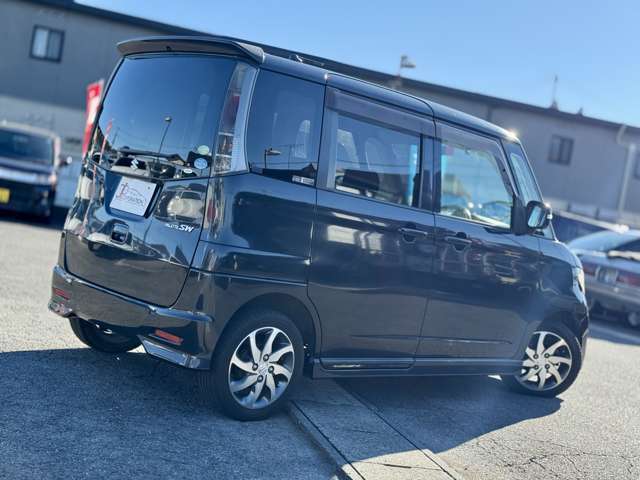 右サイド側です。傷凹みなく綺麗な状態です。