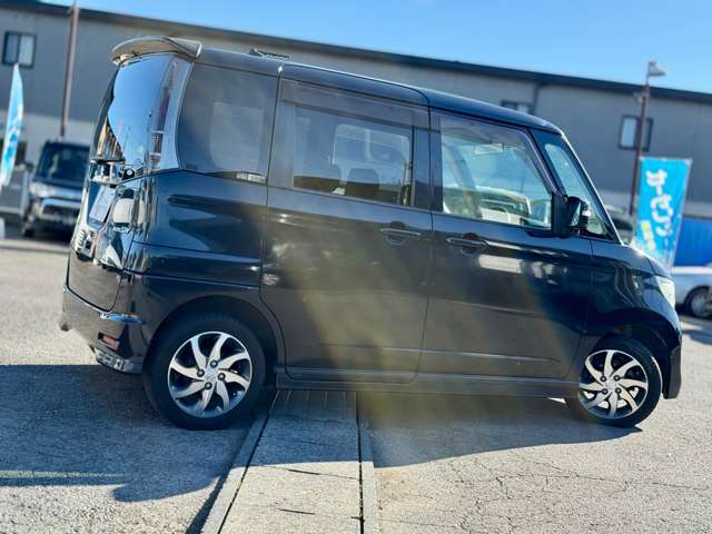 右サイド側です。傷凹みなく綺麗な状態です。