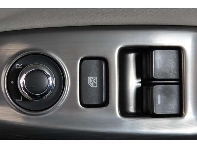 運転席のパワーウインドースイッチ部です。よく触れる場所だからこそ、使用状態があらわれますよね。ぜひこうした所もチェックしてください。