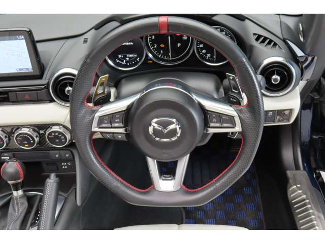 運転席にお座りになった際のイメージです。視界やシートの座り心地にポジション、各装備へのアクセスのしやすさ等、実際に触れてお確かめください。