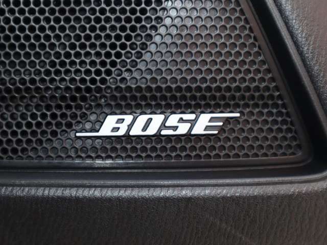 メーカーオプションのBoseサウンドシステム＋7スピーカー搭載。広がりのある音。全席、バランスのとれた音。低音から高音まで、小さな音でもフルボリュームでも忠実かつ心地よく再現しています。
