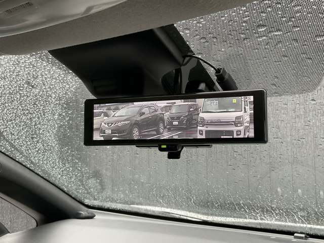 [スマートルームミラー]車両後方をミラーに映し出すため、悪天候の時でも視界は良好♪