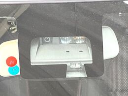 【スズキ　セーフティサポート】走行中に前方の車両等を認識し、衝突しそうな時は警報とブレーキで衝突回避と被害軽減をアシスト。より安全にドライブをお楽しみいただけます。