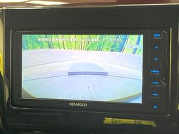 【バックカメラ】駐車時に後方がリアルタイム映像で確認できます。大型商業施設や立体駐車場での駐車時や、夜間のバック時に大活躍！運転スキルに関わらず、今や必須となった装備のひとつです！