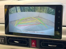 【バックカメラ】駐車時に後方がリアルタイム映像で確認できます。大型商業施設や立体駐車場での駐車時や、夜間のバック時に大活躍！運転スキルに関わらず、今や必須となった装備のひとつです！