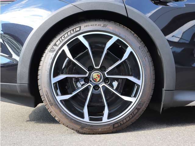 ホイール：20インチ Taycan Turbo Aero Design ホイール（OP）