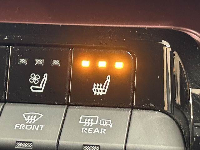【シートヒーター＆シートクーラー】高級車にふさわしい快適装備で、夏場は座面から涼しい風が、冬場は身体の芯からポカポカになりますね。