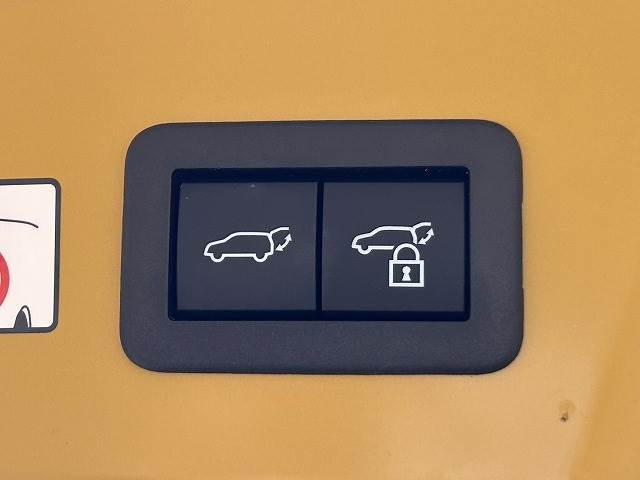 【電動リアゲート】ボタンひとつで大きなゲートも簡単に開閉可能です。高級車ならではの装備は嬉しいですね。