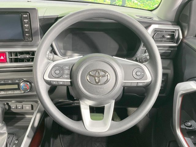インテリアに合わせたデザインのステアリングは、運転される方のことも考え、運転しやすい形状、大きさです。是非一度、実際に触ってお確かめください。