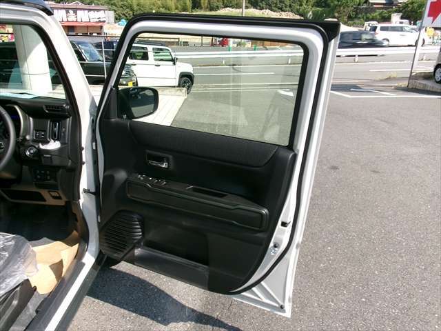 【整備工場完備】当店では近畿運輸局から認可を受けた整備工場を完備しております！オクルマの整備は全て当店でご対応可能です！国家資格を保有した整備士も常駐しておりますのでご安心して整備をお受け頂けます！
