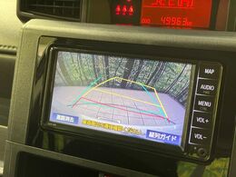 【バックカメラ】駐車時に後方がリアルタイム映像で確認できます。大型商業施設や立体駐車場での駐車時や、夜間のバック時に大活躍！運転スキルに関わらず、今や必須となった装備のひとつです！