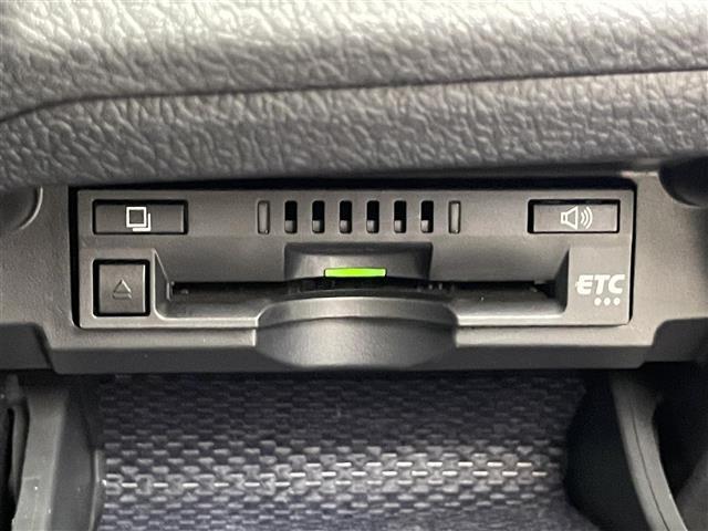 【ETC】有料道路を利用する際に料金所で停止することなく通過できる、ETC車載器（ノンストップ自動料金収受システム機器）が装備されています。セットアップを行うことで利用可能になります。