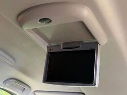 【フリップダウンモニター】大画面モニターで後席でもエンタメをお楽しみいただけます。小さなお子様にも大人気の装備です♪