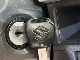 【キーレス】少し離れた場所からでもボタン一つでドアの開錠・施錠ができるのでとっても便利！ドアの鍵穴周りに傷をつけることもありません♪