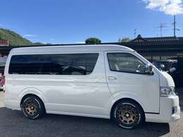 エクステリアデザイン。　滑らかな面に、シャープな直線と柔らかな曲線の組み合わせ。　機能美を極めたボディラインをさらに強調するため、リヤサイドに凹凸の少ないスライドウインドウを採用。