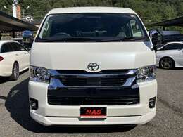 オートマチックハイビーム搭載。　ハイビームとロービームを自動で切り替え、夜間の歩行者などの早期発見をサポート。　切り替え忘れを防ぐほか、手動操作の煩わしさも軽減します。