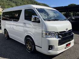 レーンディパーチャーアラート搭載。　道路上の白線（黄線）を単眼カメラで認識し、ドライバーがウインカー操作を行わずに車線を逸脱する可能性がある場合、ブザーとディスプレイ表示による警報でお知らせします。