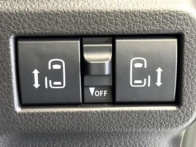 【両側パワースライドドア】スマートキーや運転席のスイッチで後席両側スライドドアの開閉が可能♪電動だから力を入れてドアを開ける必要が無く、小さなお子様でも簡単に開け閉めでき快適です♪