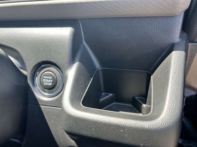 ドリンクフォルダ運転席側にも装備しております！