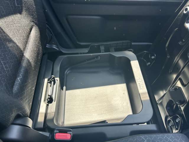 助手席の下にはなんと、大きな収納が隠されています。スズキならではの、気遣いは気持ちのいい気遣いです。