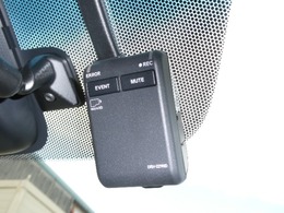 ◆ドライブレコーダー◆映像・音声などを記録する自動車用の装置です。　もしもの事故の際の記録はもちろん、旅行の際の思い出としてドライブの映像を楽しむことができます。