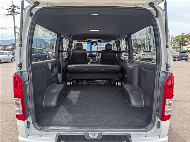 【ラゲッジスペース】リアシートを倒せばこの大容量！！ダンボールなどの大きい荷物も釣り具などの長尺物まで様々載せられそうです！！