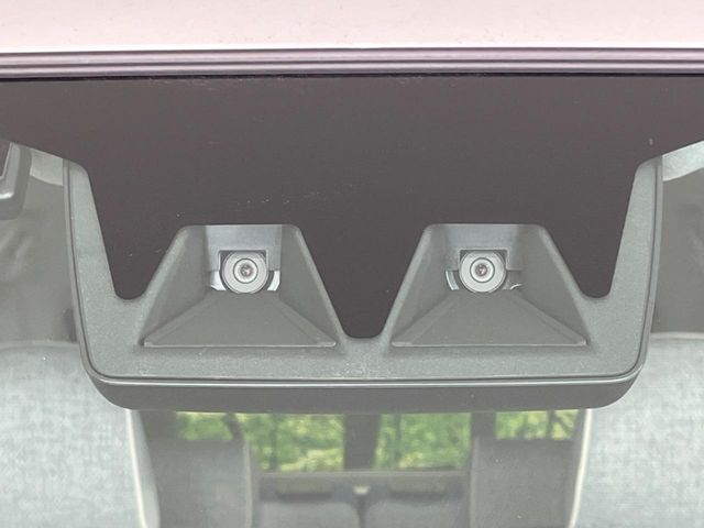 【スマートアシスト】走行中に前方の車両等を認識し、衝突しそうな時は警報とブレーキで衝突回避と被害軽減をアシスト。より安全にドライブをお楽しみいただけます。