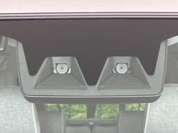 【スマートアシスト】走行中に前方の車両等を認識し、衝突しそうな時は警報とブレーキで衝突回避と被害軽減をアシスト。より安全にドライブをお楽しみいただけます。