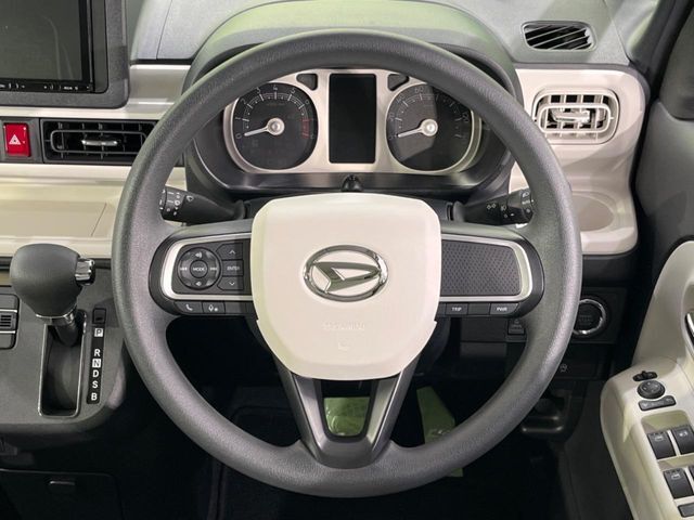 インテリアに合わせたデザインのステアリングは、運転される方のことも考え、運転しやすい形状、大きさです。是非一度、実際に触ってお確かめください。