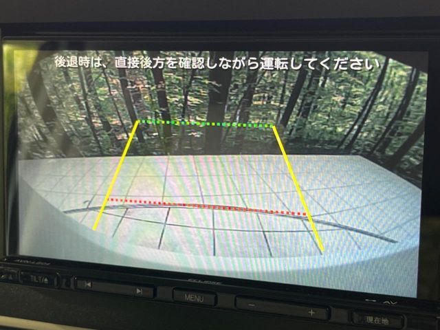 【バックカメラ】駐車時に後方がリアルタイム映像で確認できます。大型商業施設や立体駐車場での駐車時や、夜間のバック時に大活躍！運転スキルに関わらず、今や必須となった装備のひとつです！