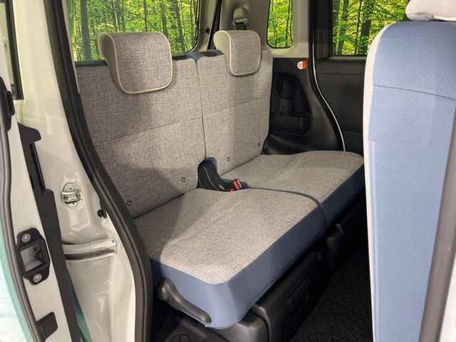 後部座席も気になるようなキズ・汚れやへたり等、大きなダメージはなく、良好な状態です。