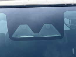 【スマートアシスト】走行中に前方の車両等を認識し、衝突しそうな時は警報とブレーキで衝突回避と被害軽減をアシスト。より安全にドライブをお楽しみいただけます。
