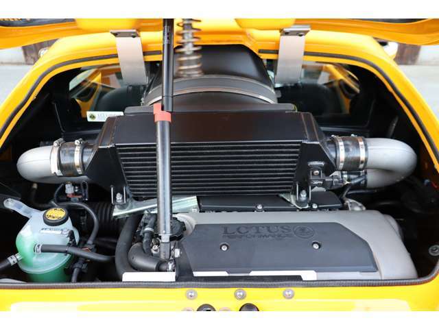 パワーユニットは可変バルブタイミング・バルブリフト機構を備えた2ZZ-GEエンジンにスーパーチャージャーとインタークーラーを搭載。