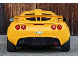 リアクラムシェルと一体型のようなリアウイングは、2007年のジュネーブショーで公開されたGT3コンセプトを彷彿とさせ、まさにレースカーのためのデザインといえます。