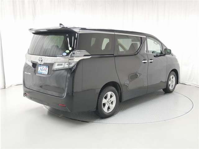 バックカメラが付いているので後方確認が非常にしやすいです。今や運転初心者も熟練者も必須装備！ついていて損はないですね♪