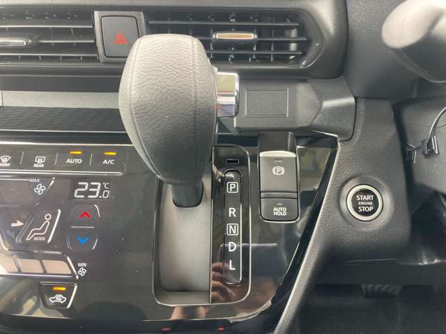 操作性の良いシフトレバーと電動パーキングブレーキ（オートブレーキホールド）付きです。