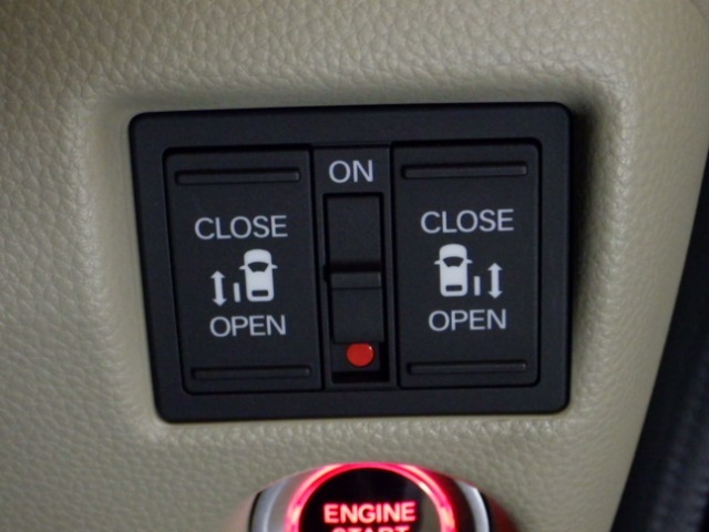 【両側パワースライドドア】両側がパワースライドドアになっており、運転席のスイッチやスマートキーのボタンからでも開閉が可能です！狭い駐車場でのお子様の乗り降りに便利です！
