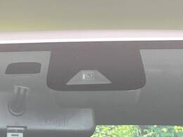【トヨタセーフティセンス】走行中に前方の車両等を認識し、衝突しそうな時は警報とブレーキで衝突回避と被害軽減をアシスト。より安全にドライブをお楽しみいただけます。