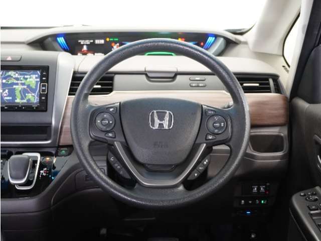 【Honda SENSING】 カメラ等装置で精度の高い検知能力を発揮、安全運転を支援します。ステアリング上のコントローラーに注目！