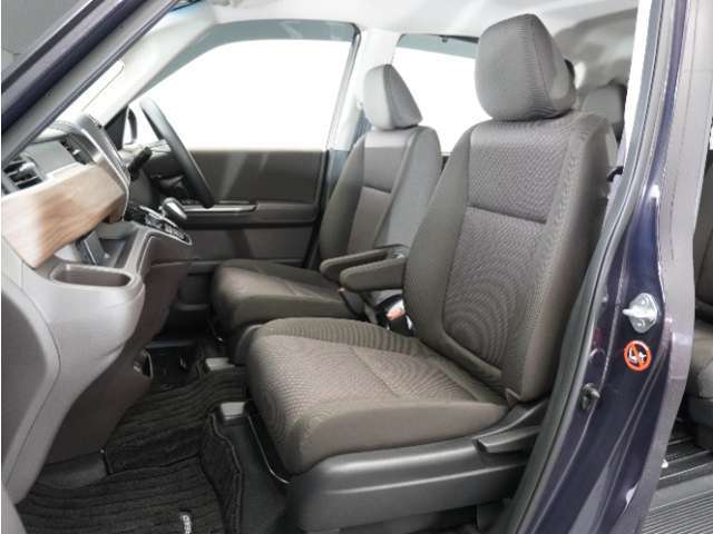 運転席と助手席は足元が繋がっているので自由に行き来しやすいので駐車場が狭いときでも助手席側からスムーズに乗り降りできて便利！