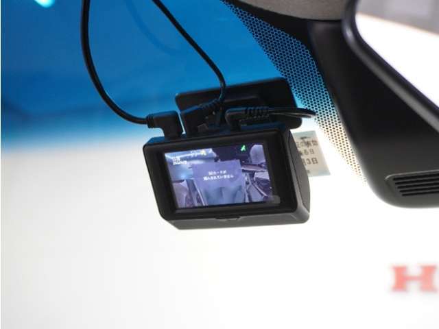 ◆ドライブレコーダー◆映像・音声などを記録する自動車用の装置です（社外品につき保証対象外です）
