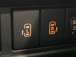 【両側パワースライドドア】スマートキーや運転席のスイッチで後席両側スライドドアの開閉が可能♪電動だから力を入れてドアを開ける必要が無く、小さなお子様でも簡単に開け閉めでき快適です♪